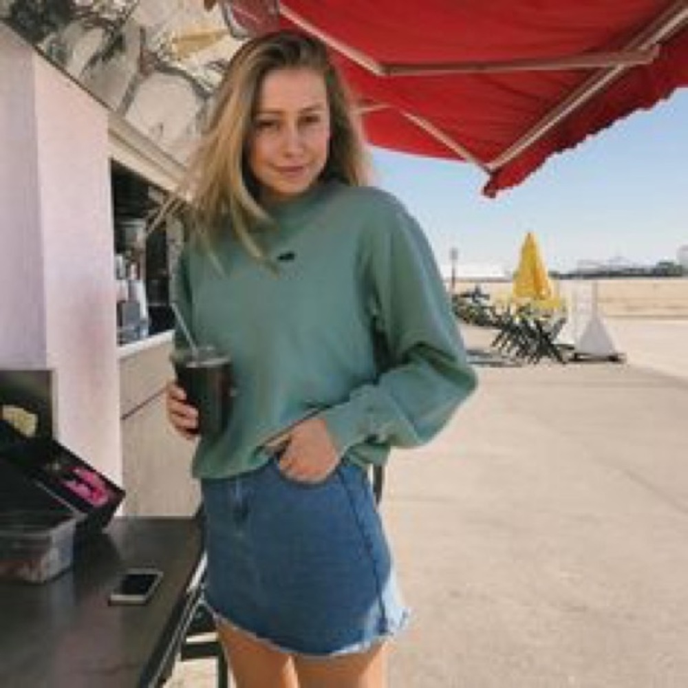 Brandy Melville Erica sweatshirt - Picture 2 of 3