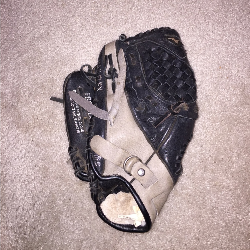 Lefty Badeball glove
