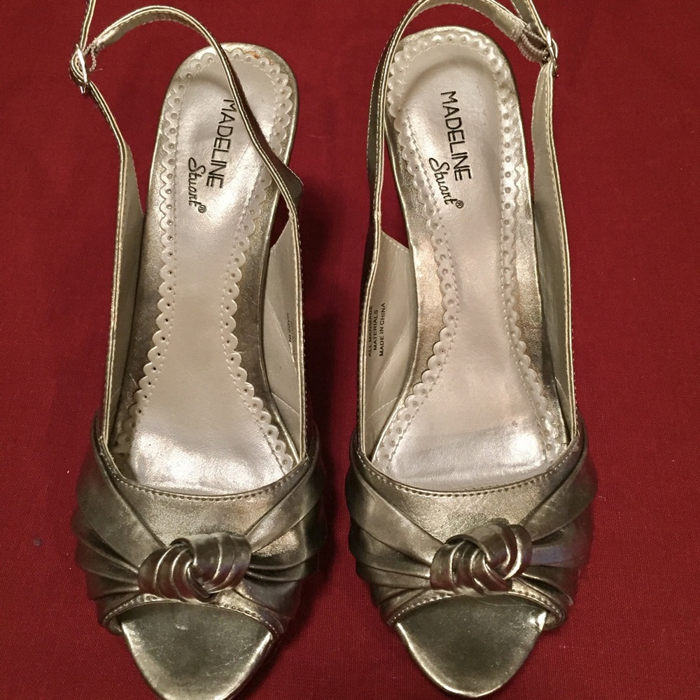 Madeline Stuart platform pumps