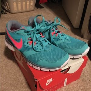 Green nike running shoes. Authentic. Barely worn.