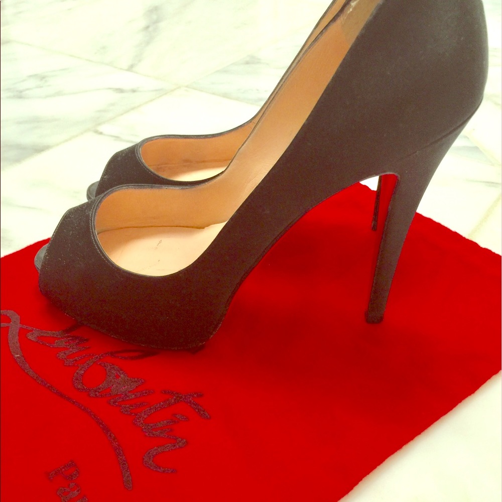 Black satin  peep toe pumps!