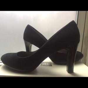 Anne Klein black suede Pumps