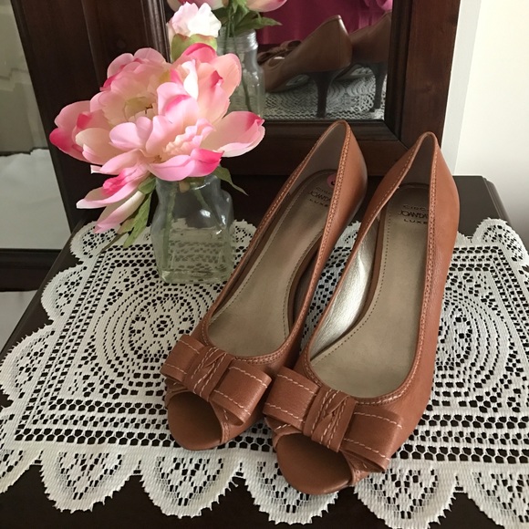 Joan & David Shoes - Zorita Peep-Toe Bow Pumps