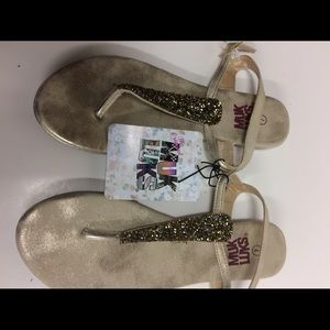 NWT Muk Luk Sandals