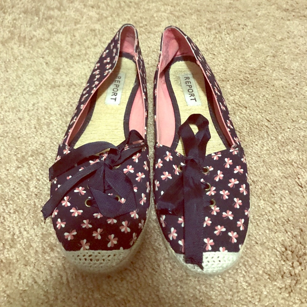 Cute report pink and blue bow flats!