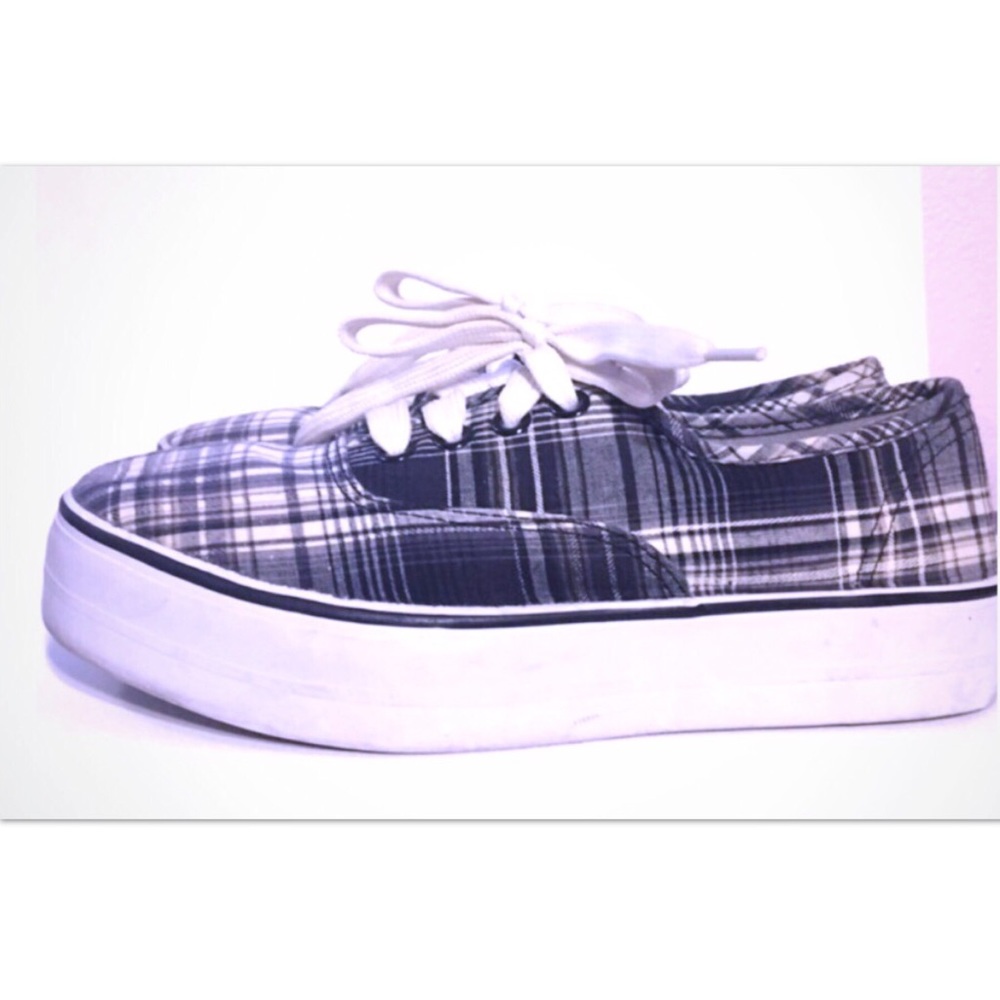 Airwalk plaid tennis shoes size 6.5