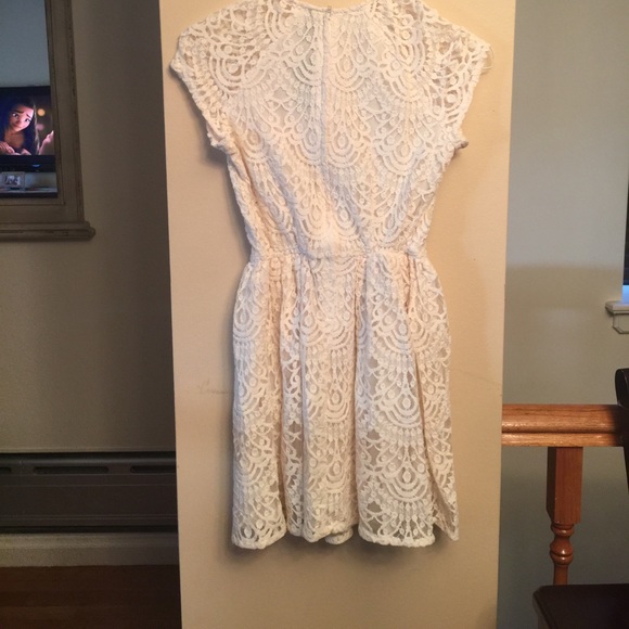 Lace dress - Picture 2 of 2