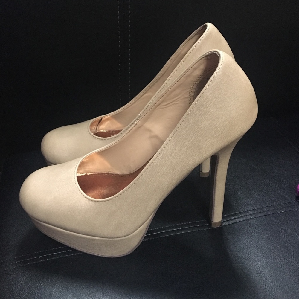 Nude pumps