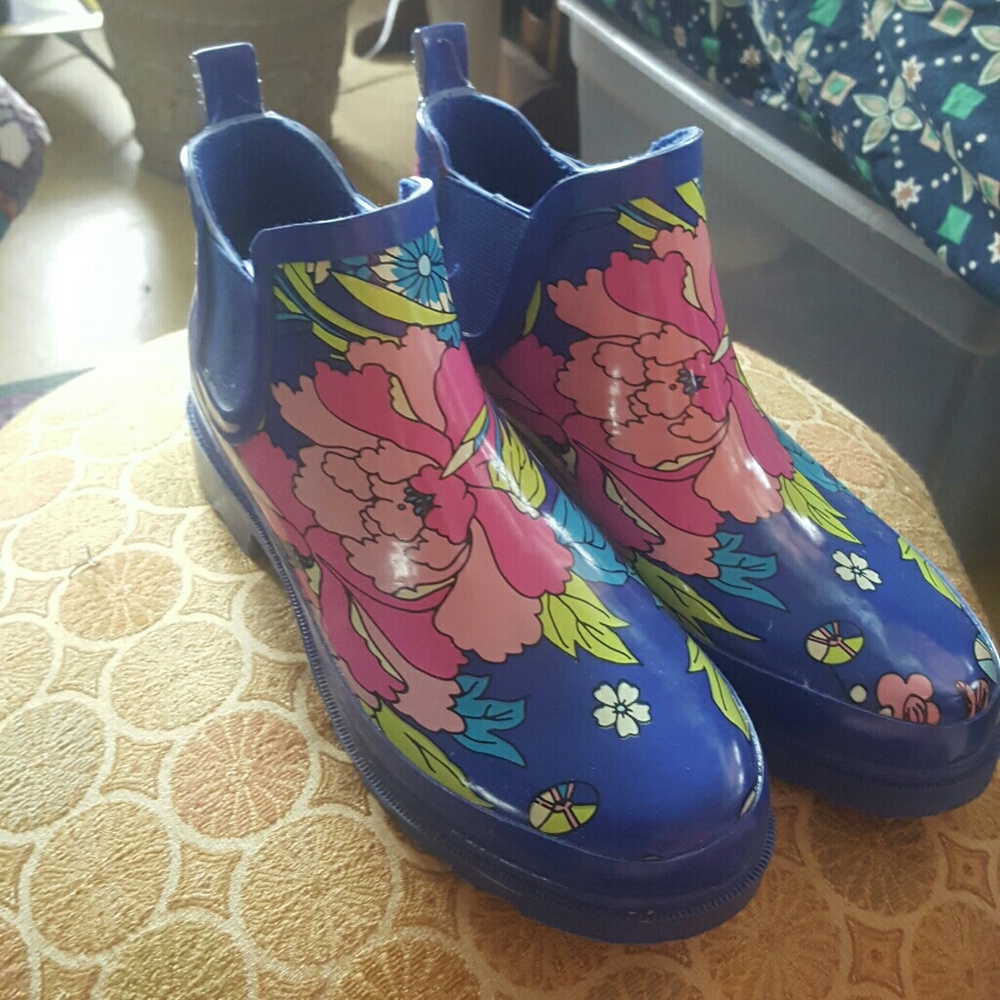 Sakroots ankle rainboots