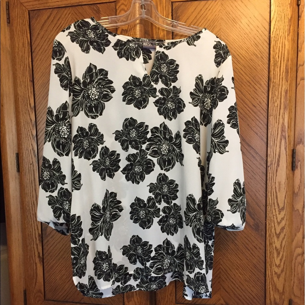 Blouse with black and white flower print