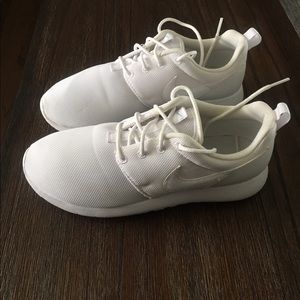 White Nike Roshe