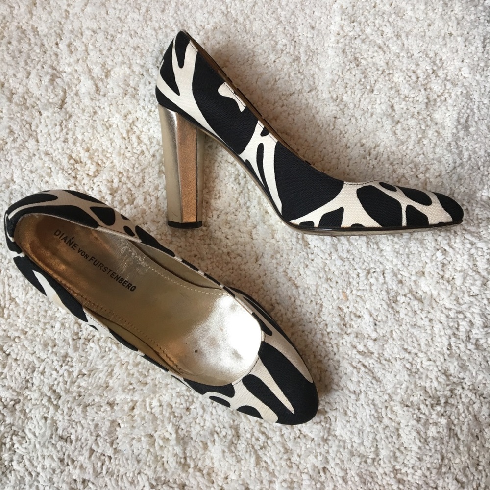 DVF animal print pumps 👠