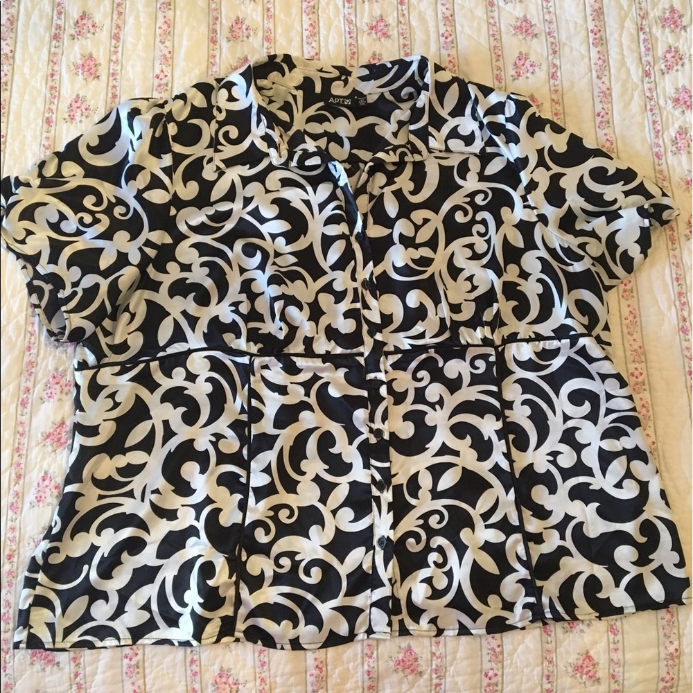 *FINAL PRICE* EUC Silky Black & White Top