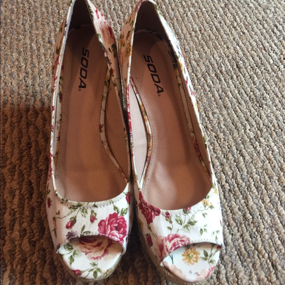 Flower print wedges