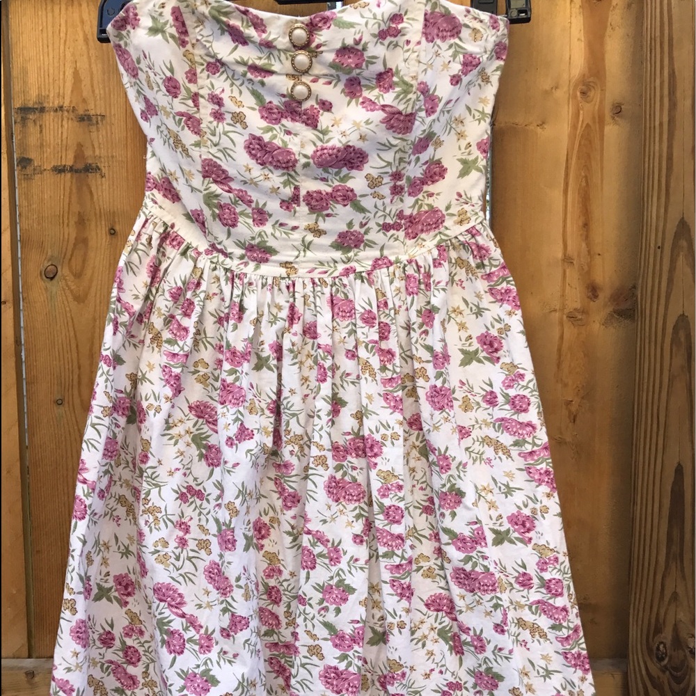 Darling strapless floral dress.