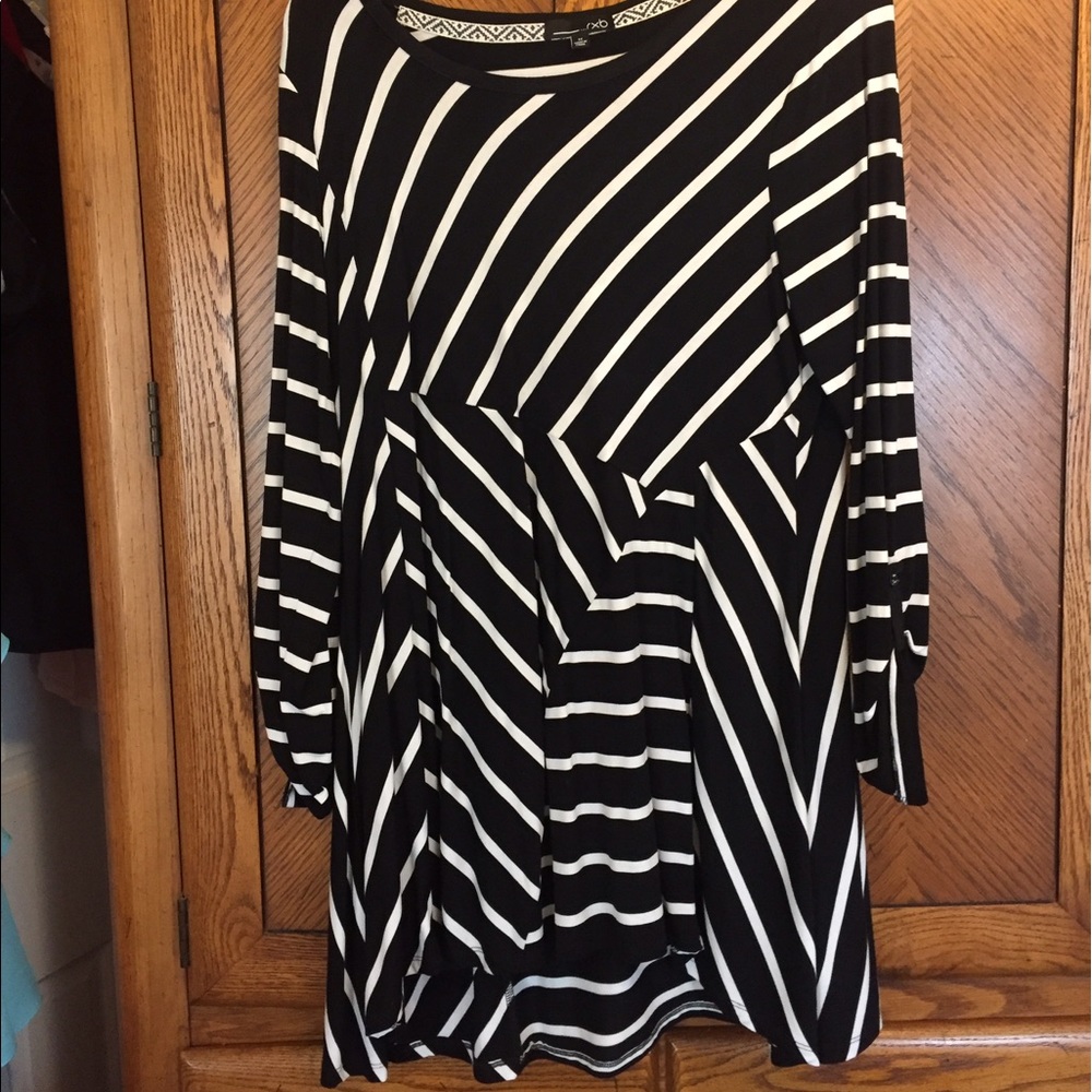Tunic style pull over blouse Black White Stripes
