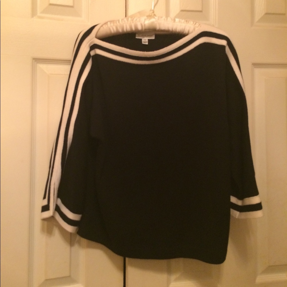St. John sport black and white knit top