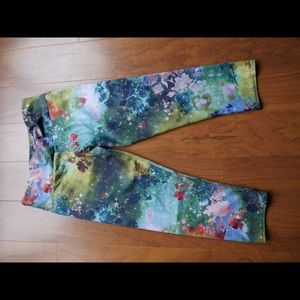 MUST GO--Onzie Crop Leggings