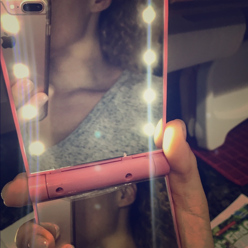 🦄Compact Lighted Mirror W/ LED lights Gift idea - Picture 5 of 7