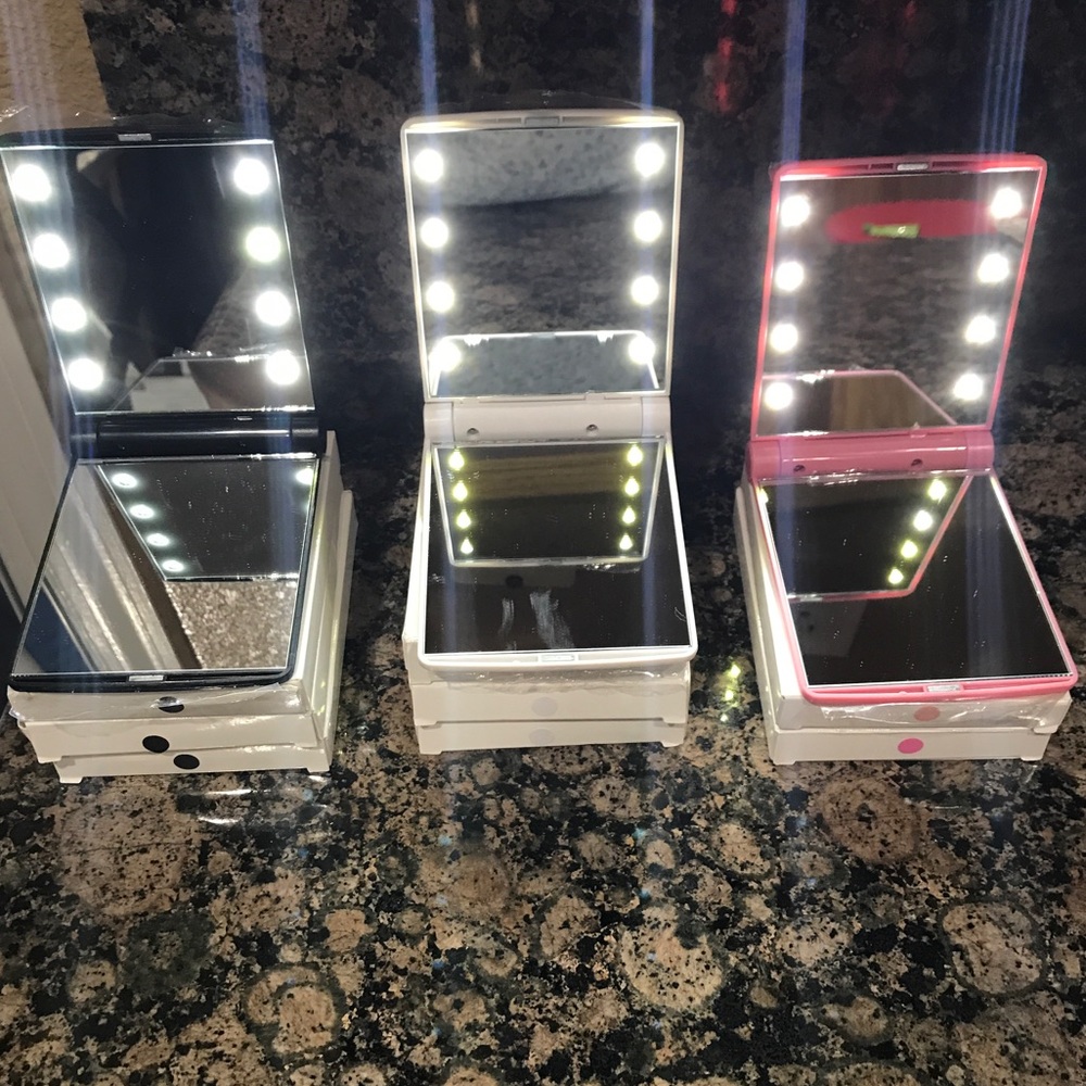 🦄Compact Lighted Mirror W/ LED lights Gift idea - Picture 2 of 7