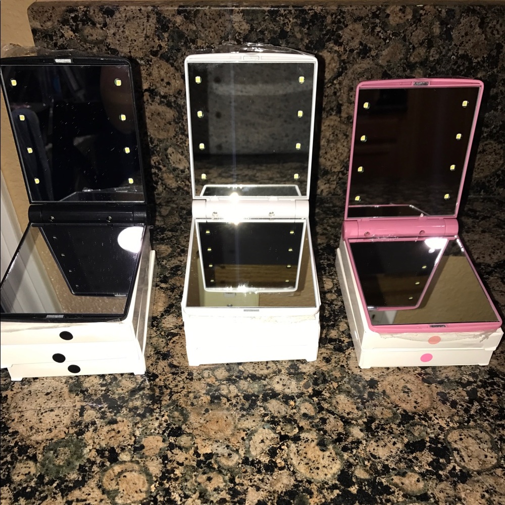 🦄Compact Lighted Mirror W/ LED lights Gift idea - Picture 4 of 7