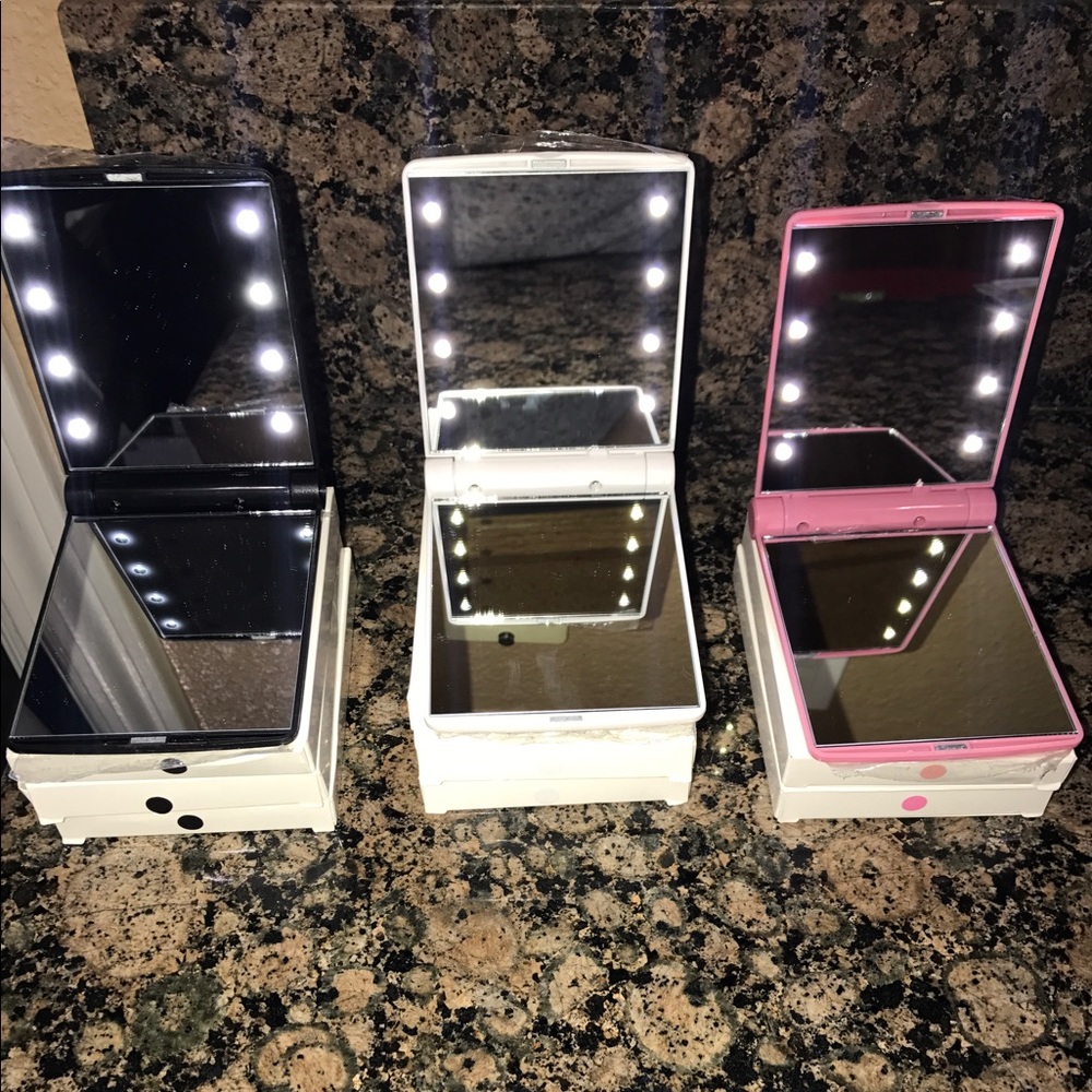 🦄Compact Lighted Mirror W/ LED lights Gift idea - Picture 3 of 7