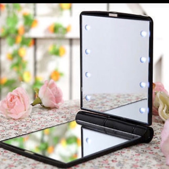 Accessories - 🦄Compact Lighted Mirror W/ LED lights Gift idea