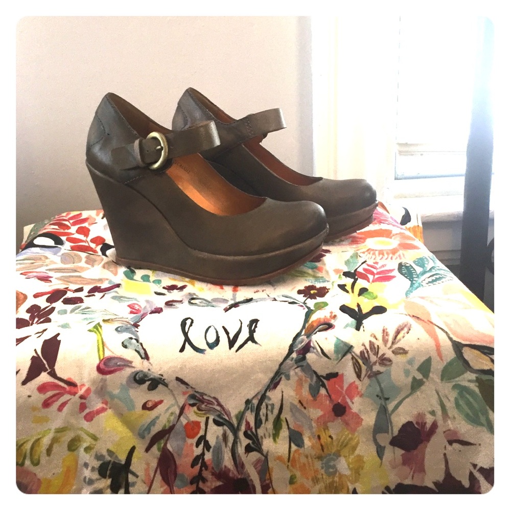 Kork-Ease Gray Mary Jane wedges size 8.5