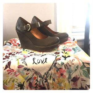 Kork-Ease Gray Mary Jane wedges size 8.5