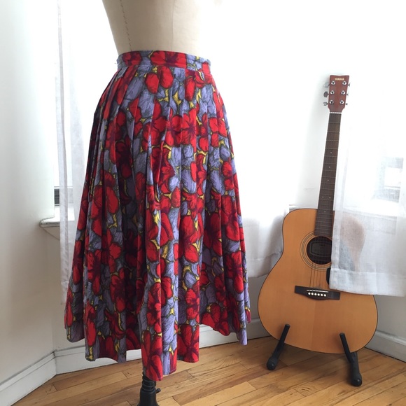 H&M Skirts - H&M colorful full Pleated Skirt Size 6/Medium H&M Skirts - H&M colorful full Pleated Skirt Size 6/Medium