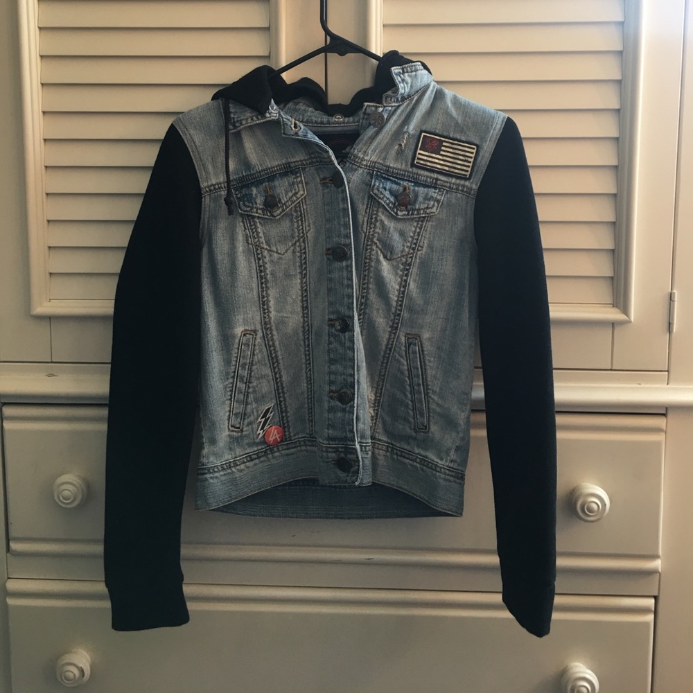 Jean jacket with sweatshirt-material sleeves