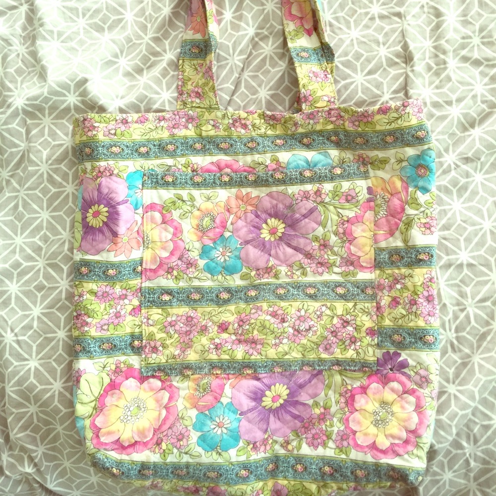 Quilted tote bag. Spacious