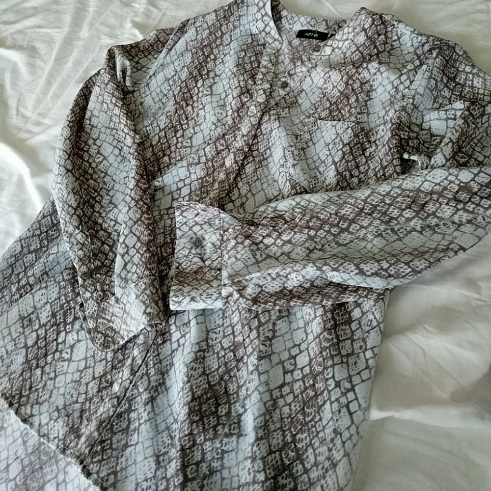 CLEARANCE!!! Grey Snake Skin Hi-Lo Blouse