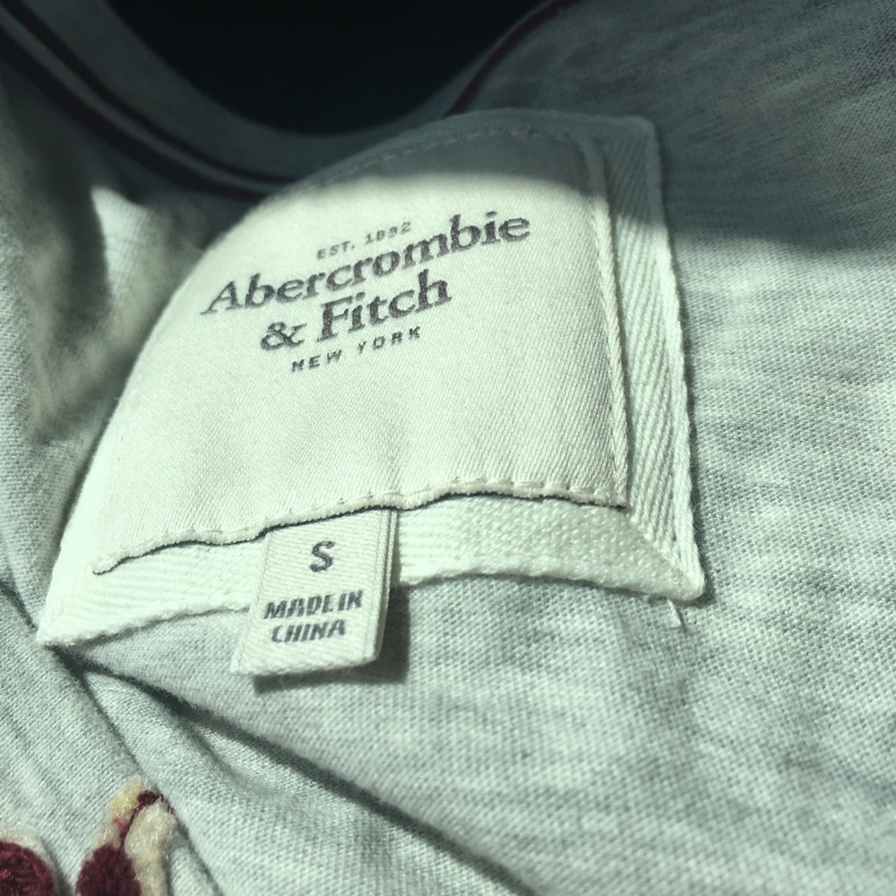 V neck - Picture 2 of 3