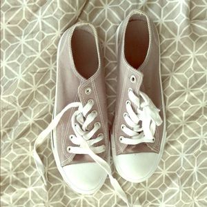 Grey converse never worn!
