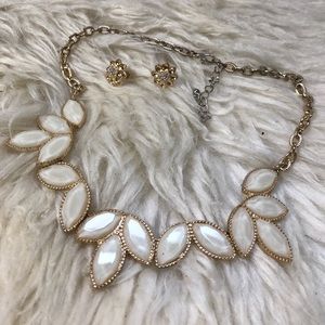 Gold floral/leaf necklace