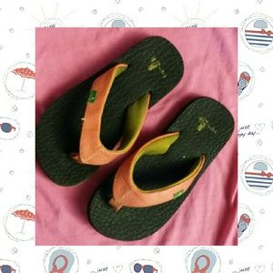 Girls sanuk flip flops size 9