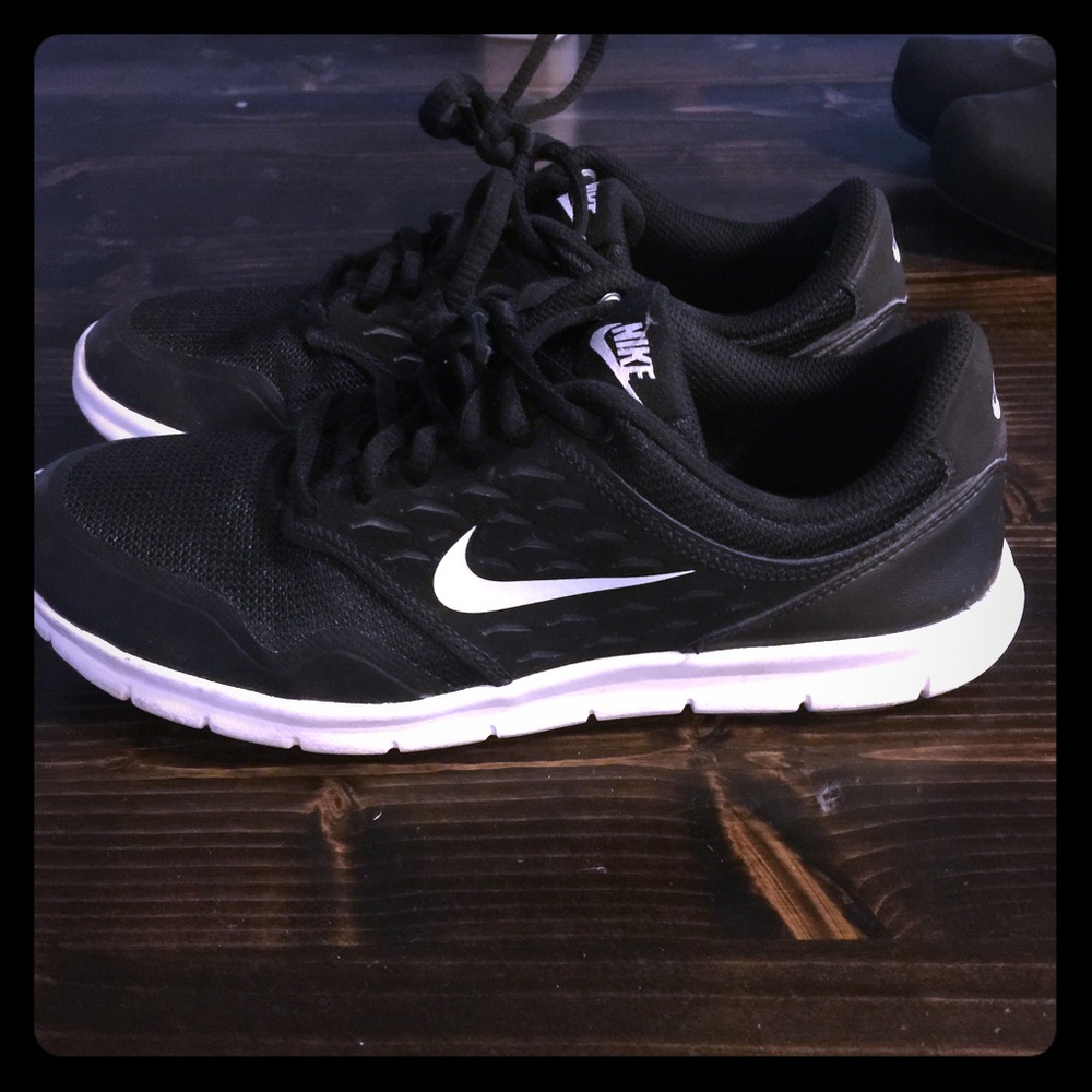 Black nike tennis shoes