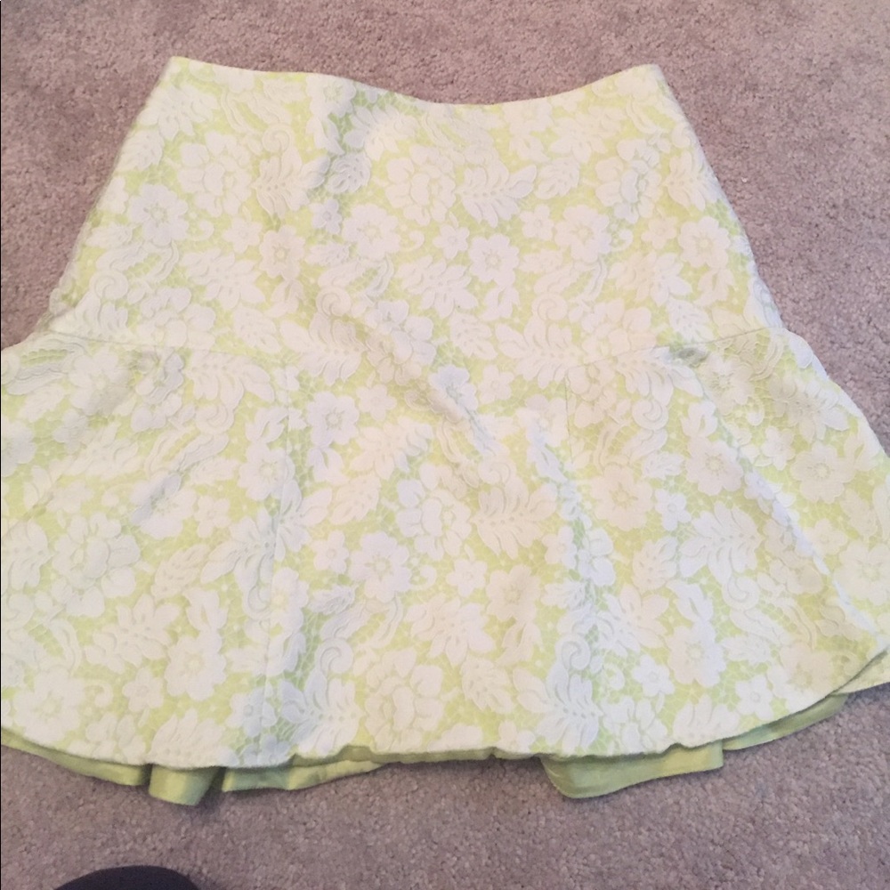 Like and white lace overlay mini skirt
