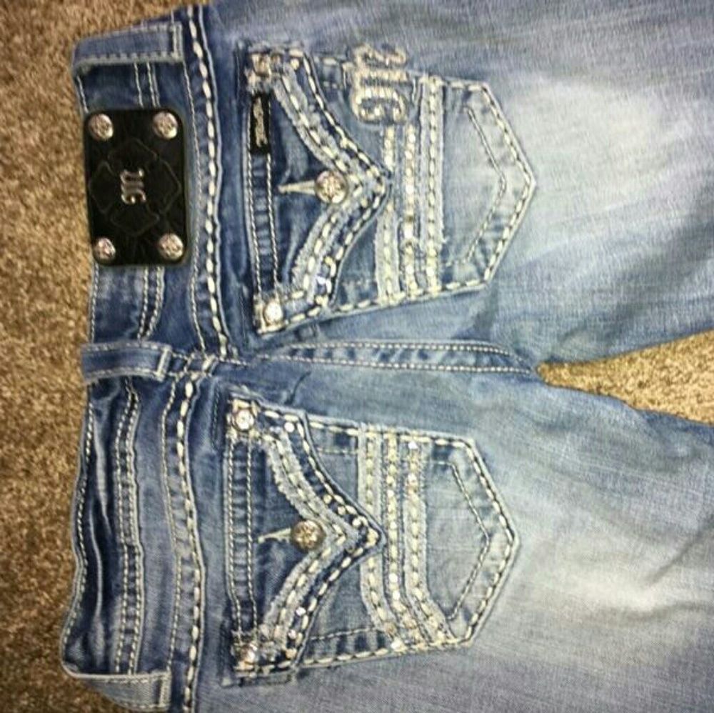 From Buckle,  Beautiful Embellishments i Lovett