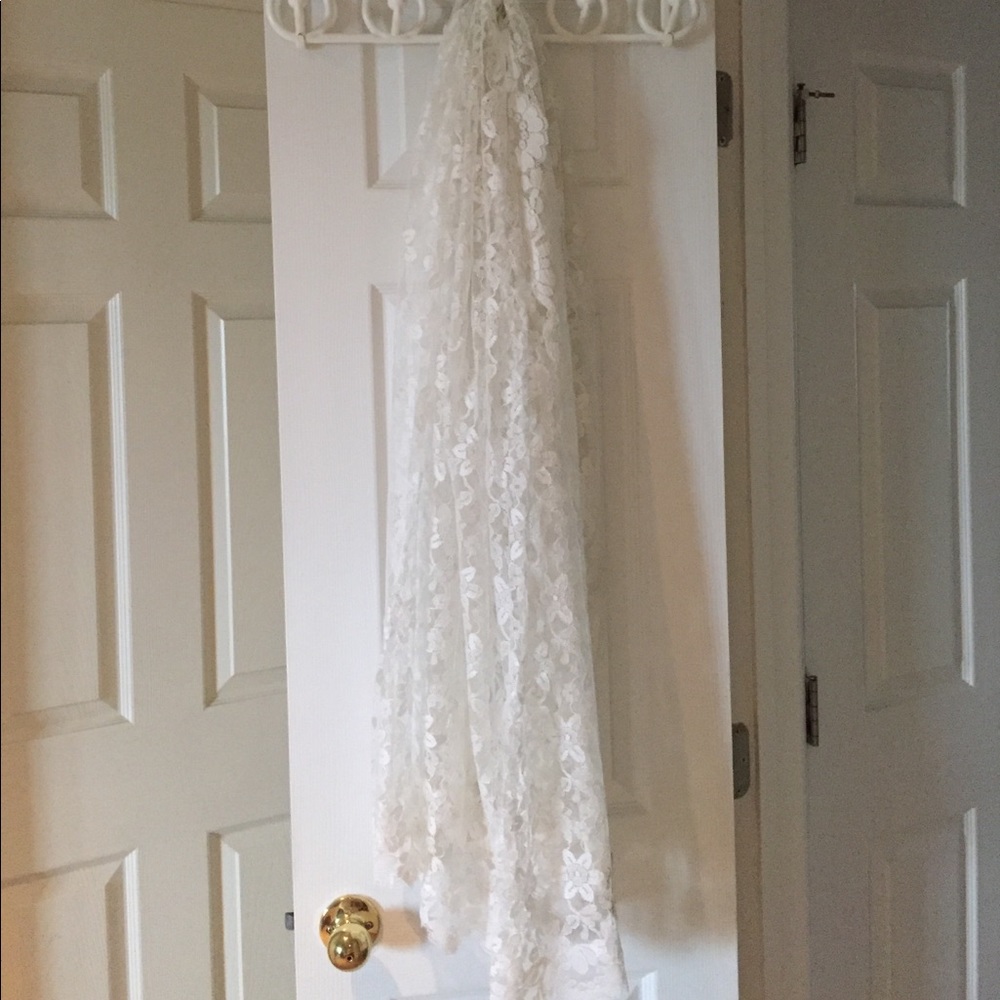 White Spanish Lace Mantilla 38"x80"