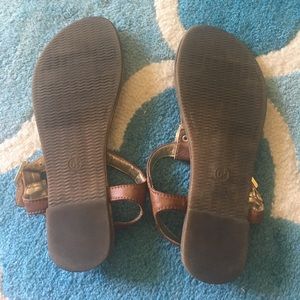 Merona Shoes - ✨FINAL SALE✨ Tan t-strap leather sandals 6.5 Merona Shoes - ✨FINAL SALE✨ Tan t-strap leather sandals 6.5