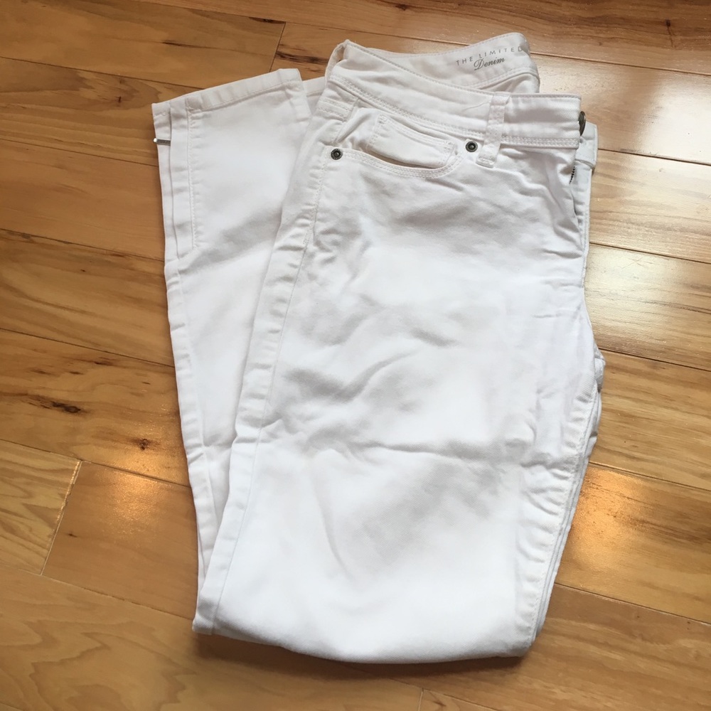 Sz 6 White jeans with zipper at ankle