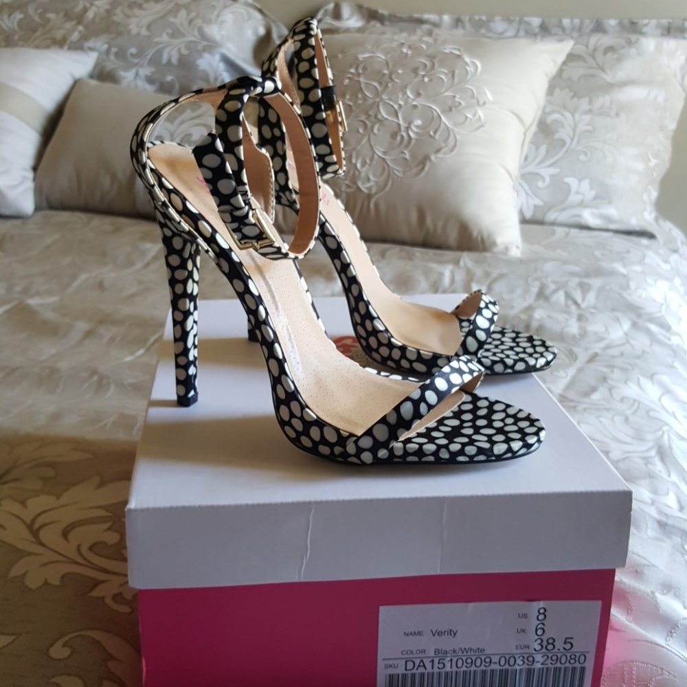 New in box Verity black/white polka dot heels sz 8