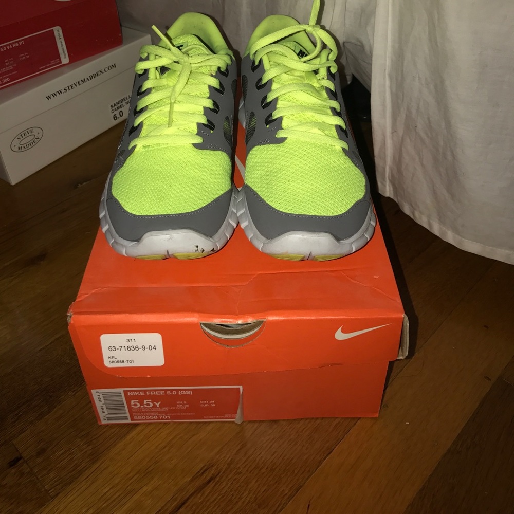 Kids size 5.5 Nike free run 5.0