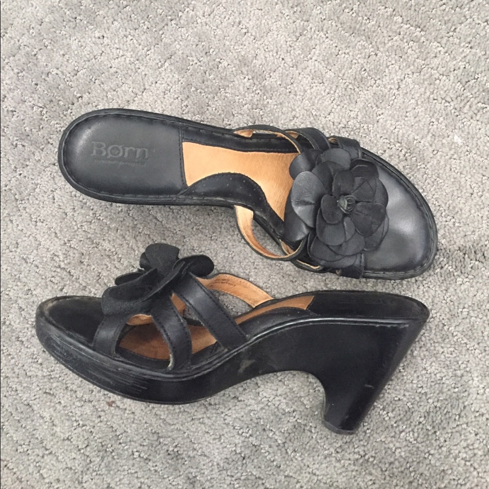 Black heels, with flowers. The brand in Born.