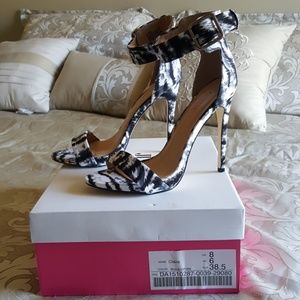 Claire black/white heels size 8 by JustFab