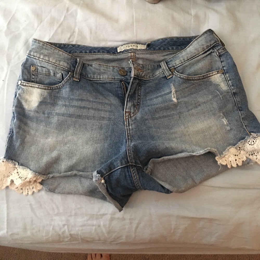 Torrid light wash, lace denim short Sz 12