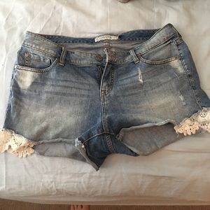 Torrid light wash, lace denim short Sz 12