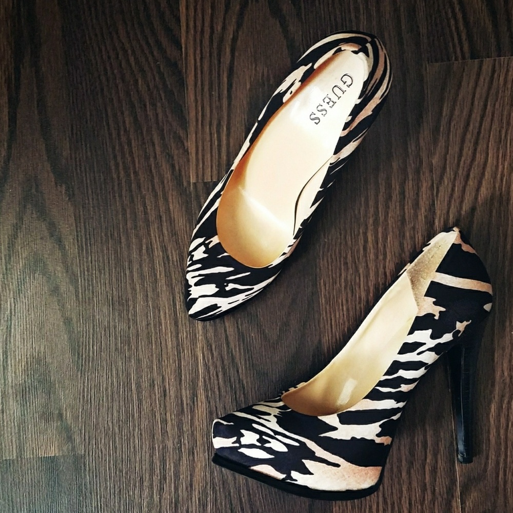 GUESS Amazed2 Animal Print Pumps Ivory Black